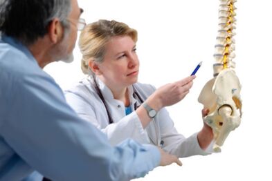 Den Dokter konsultéiert de Patient iwwer d'Zeeche vun der Osteochondrose vun der thoracic Wirbelsäule